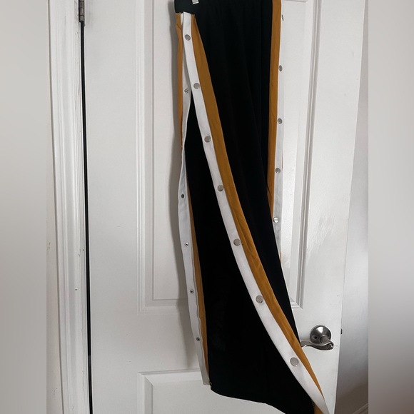 Ardene Women’s button up pants - Picture 3 of 3